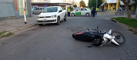 Abrió la puerta de la camioneta tras estacionar y una moto la embistió