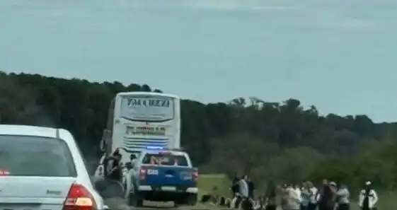 Choque en Ruta 12 camino a Gualeguay: un colectivo impactó contra un automóvil en medio de un intenso movimiento de viajeros