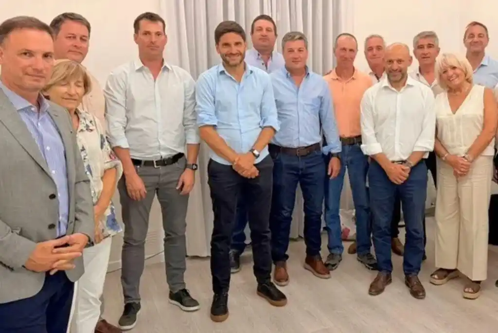 Pullaro junto a integrantes de su gabinete mantuvieron una reunión con integrantes de CARSFE