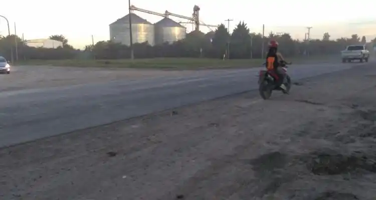 Adulto mayor en quirófano tras accidente en moto