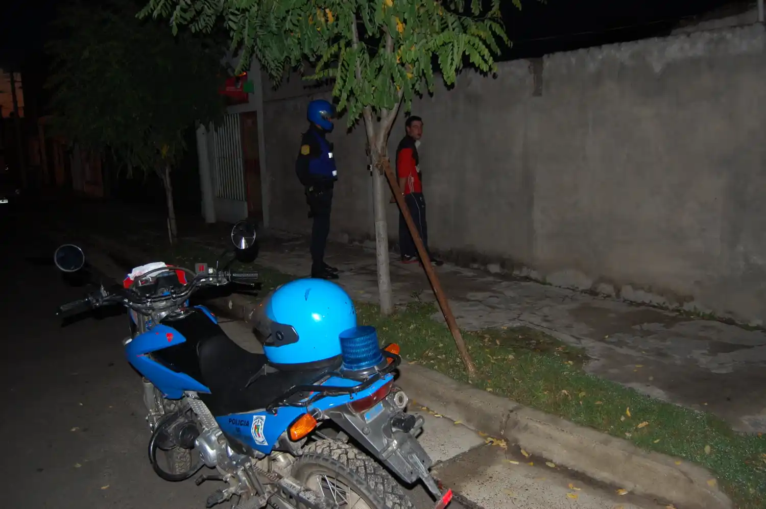 Los atraparon in fraganti robando en una cochera en Montevideo al 900