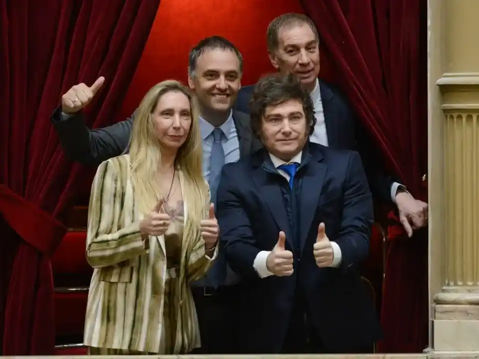 El clima de la jura de dos diputados: guerra de cánticos, provocaciones y “tribuneadas”, con Milei espectador