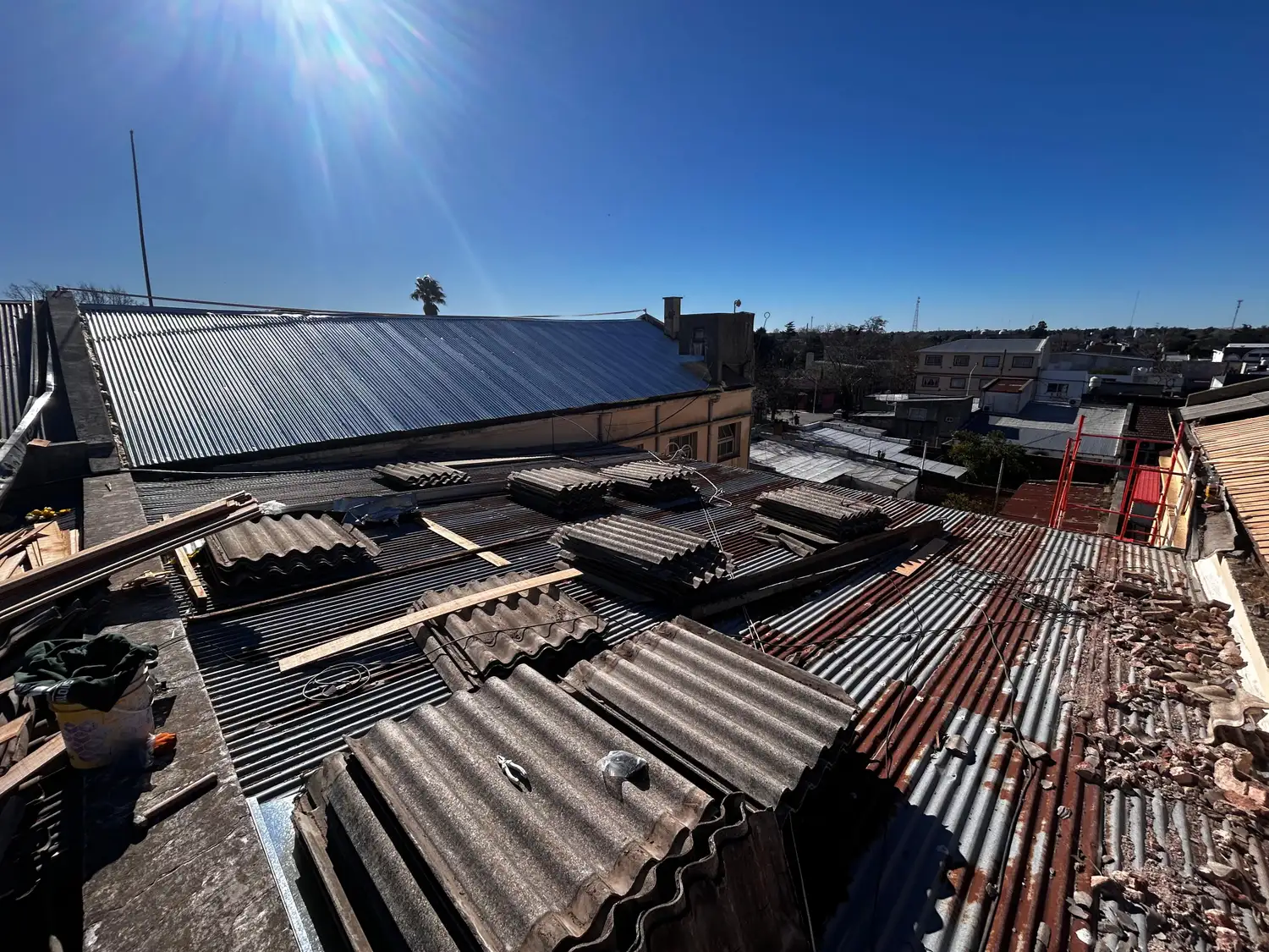 Obras en el techo de la Escuela 21