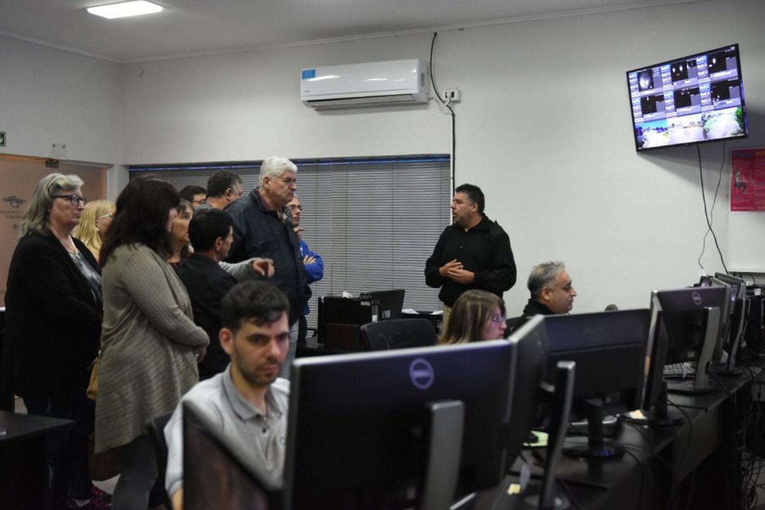 Los integrantes del Centro de Ex Combatientes de Malvinas asistieron al Centro de Monitoreo para recibir esta charla y conocer la dependencia municipal.