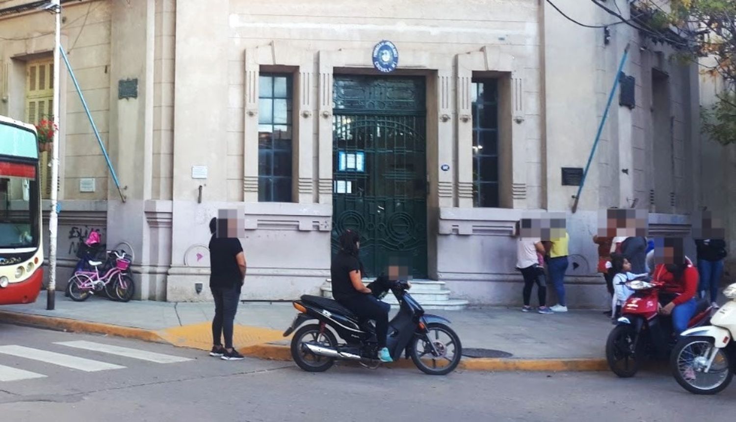 La Escuela N° 1 donde funciona la secundaria N° 8 fue nuevamente escenario de un hecho violento. Oyentes y lectores, opinaron en redes sociales. Foto: archivo La Opinión.