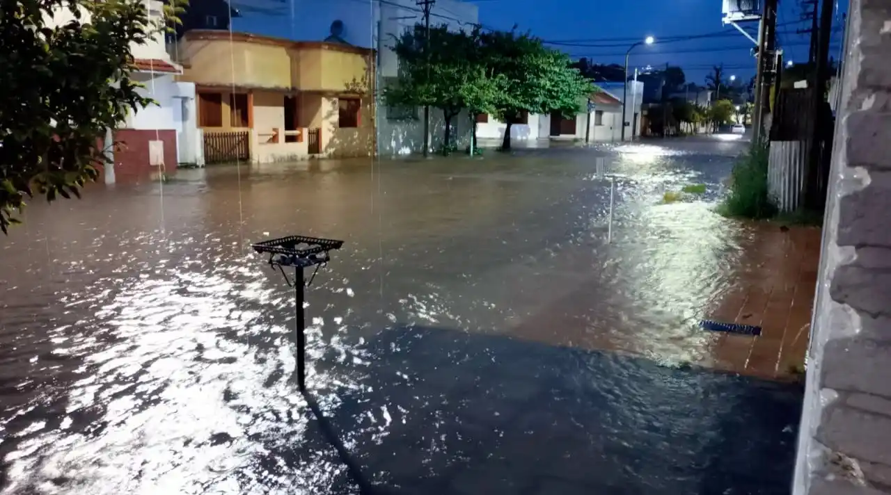 Calles completamente inundadas en Olavarría tras el fuerte temporal que afectó a varios barrios de la ciudad