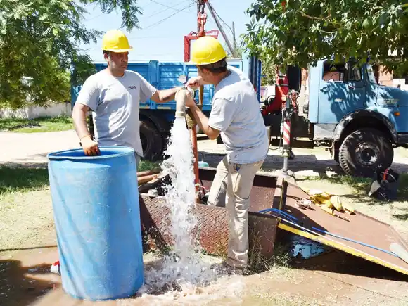 Cambio de bomba en el barrio Pancho Ramírez