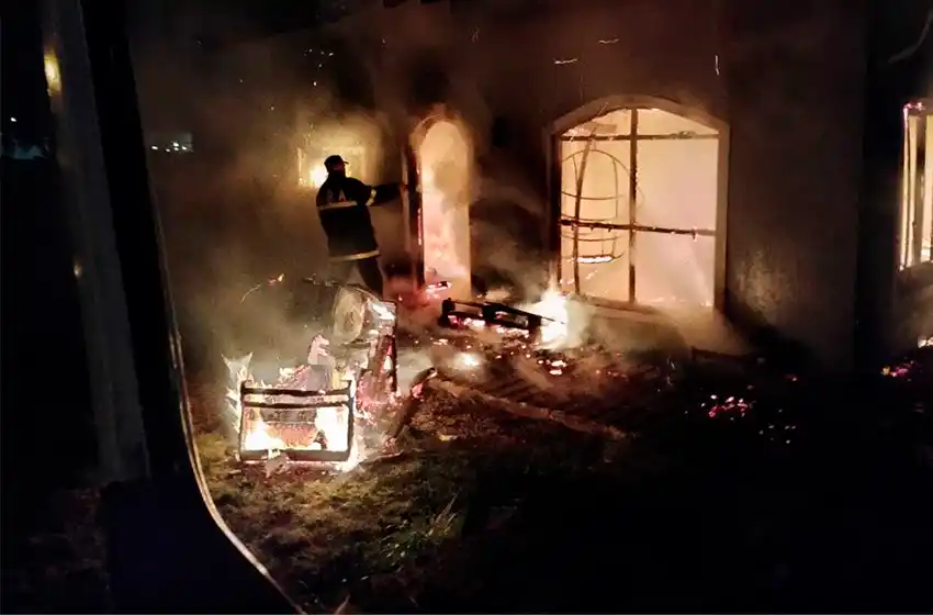 Dos personas intoxicadas por el impresionante incendio de una vivienda