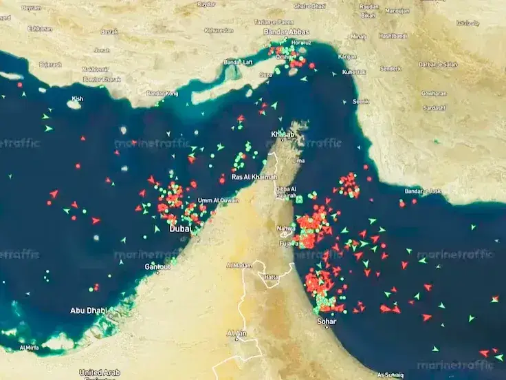 Estados Unidos e Irán dicen tener el control del estrecho de Ormuz mientras el tráfico se mantiene reducido