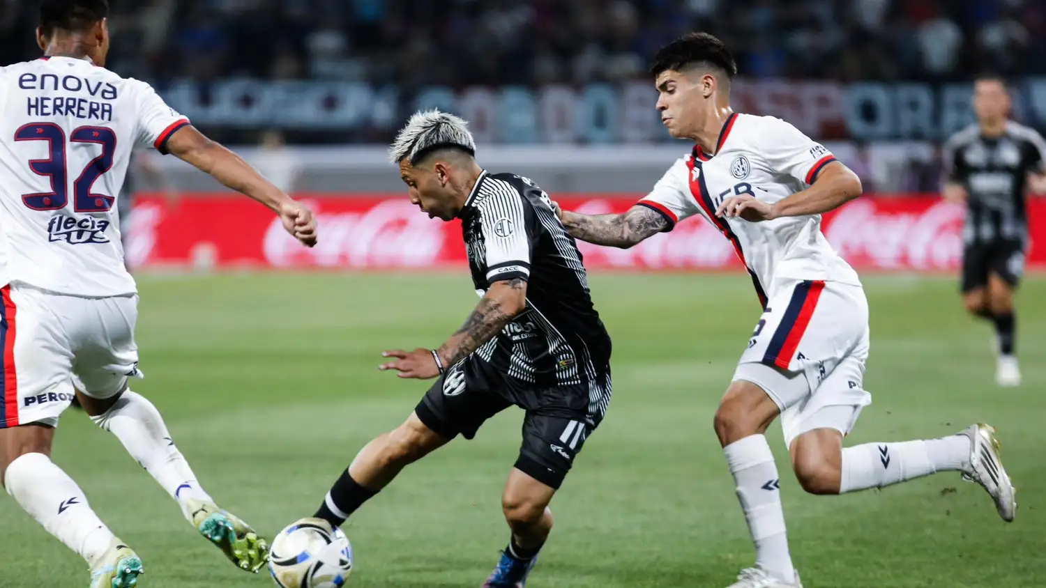 Perello, entre Herrera y Gulli.