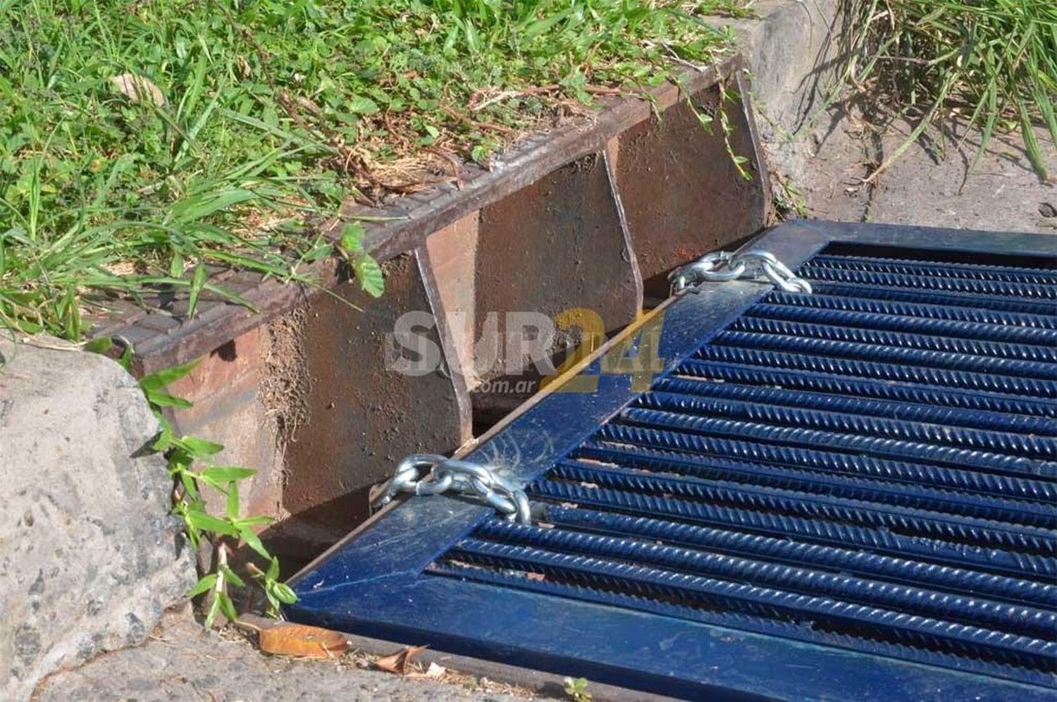 Insólito: en la ciudad de Santa Fe atan con cadenas las bocas de tormenta para evitar que las sigan robando