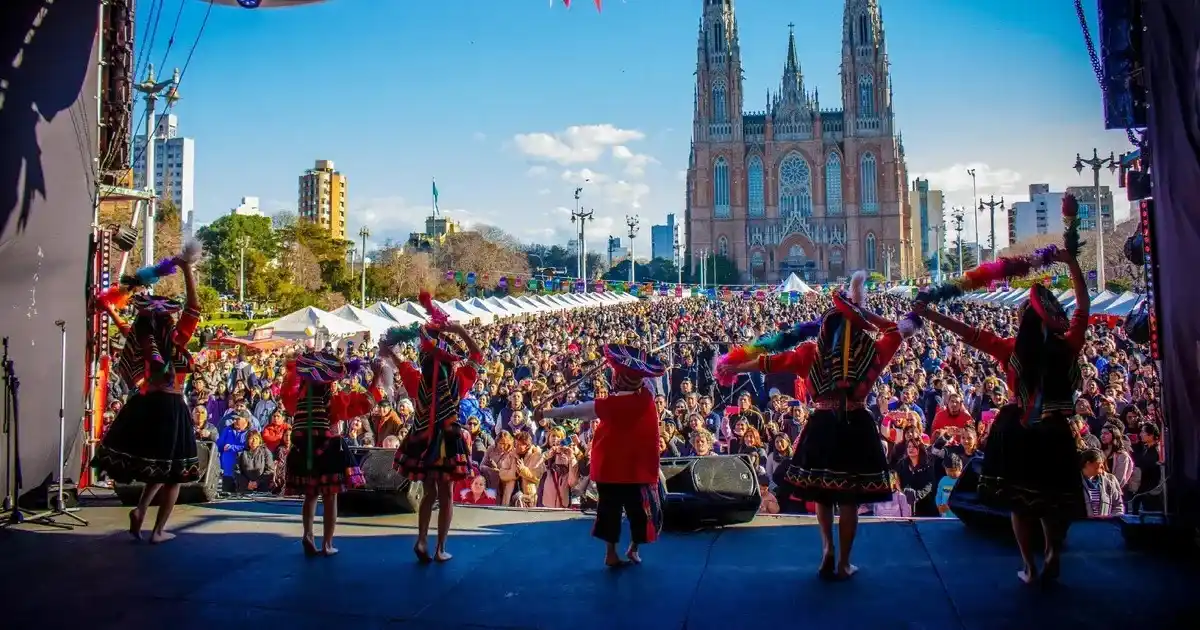 Gran fiesta en una plaza platense