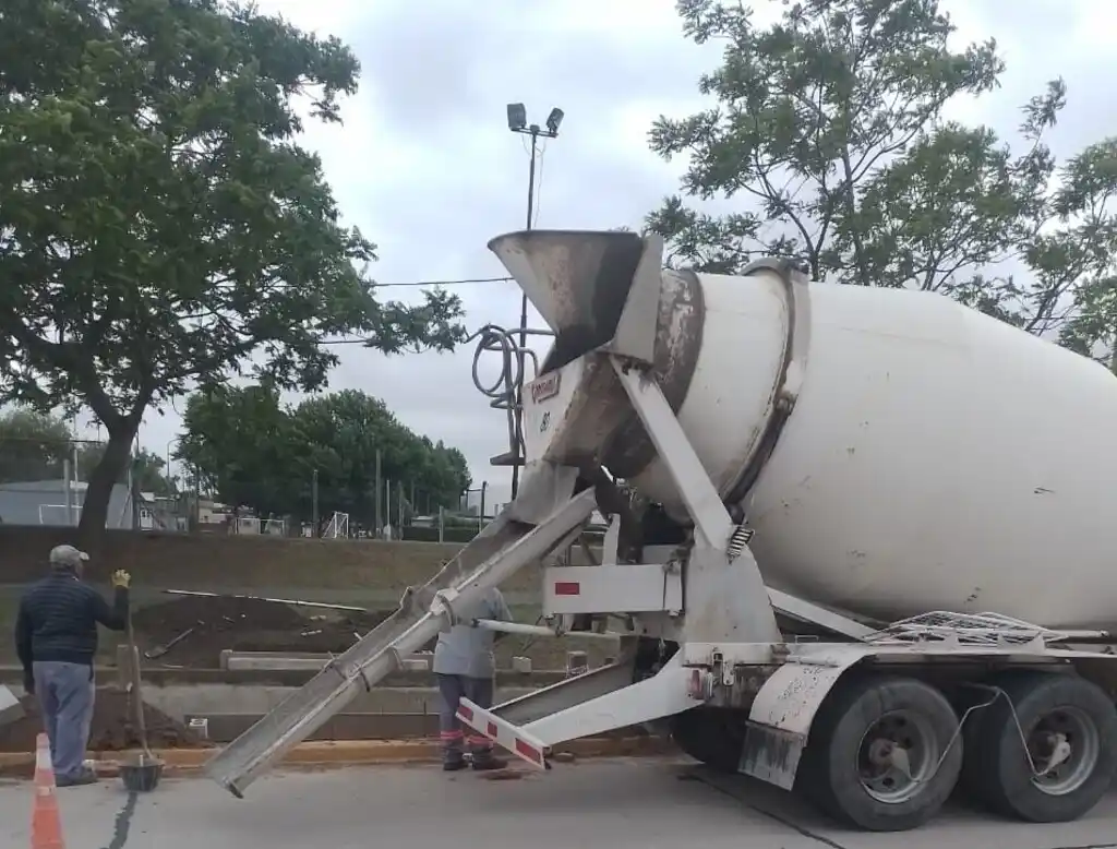 Comenzó la construcción del puente peatonal en el barrio Villa Podio