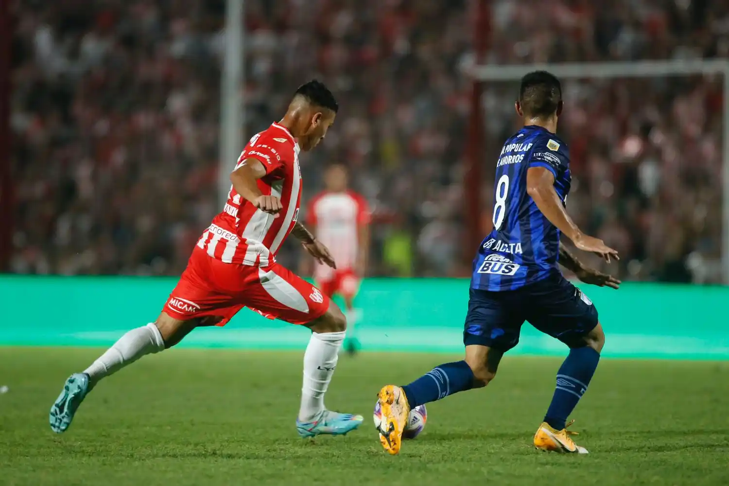 Instituto-Atlético Tucumán, a mano