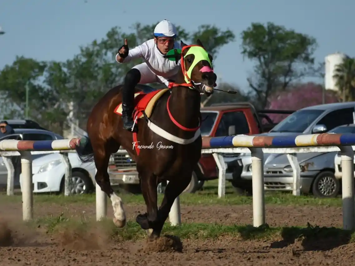 León desfiló en la quinta reunión de la temporada hípica en la arena local