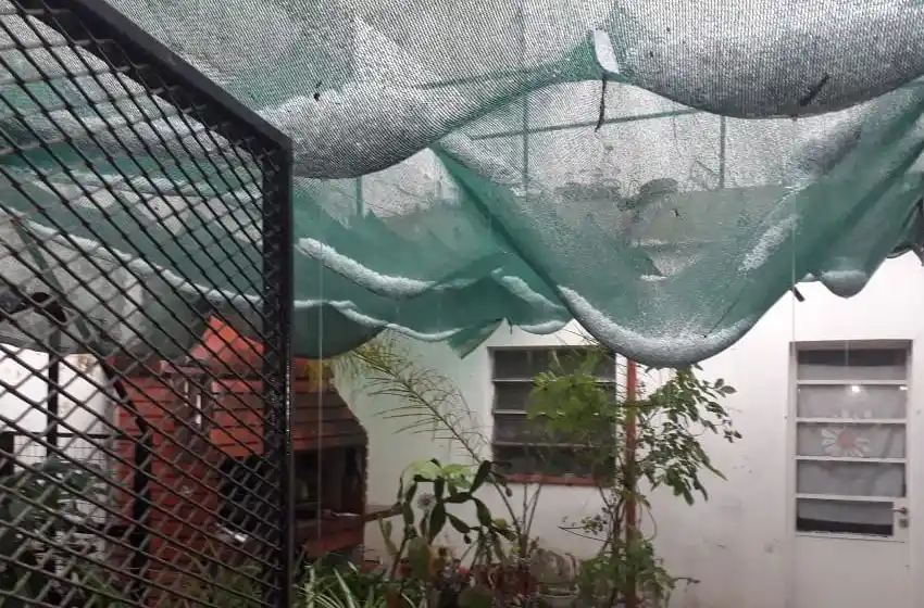 Techos repletos de granizo: lo que dejó la tormenta del sábado y lo que resta para el domingo