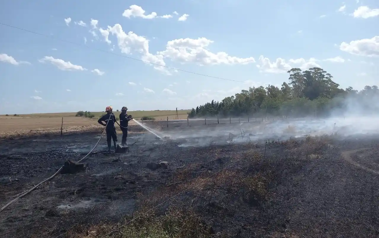 Incendio de campo y maquinaria agrícola en Libertador San Martín