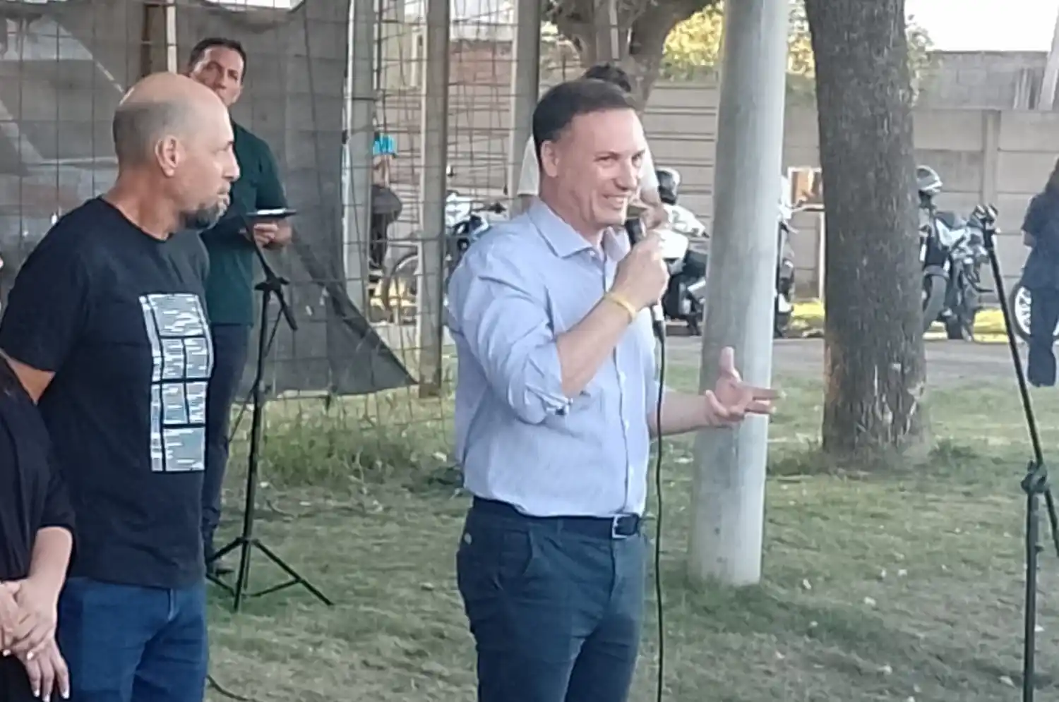 Durante el acto de reactivación de obras de la Escuela 238, el ministro Enrico hizo un repaso de proyectos próximos a ejecutar. Foto: Sur24.