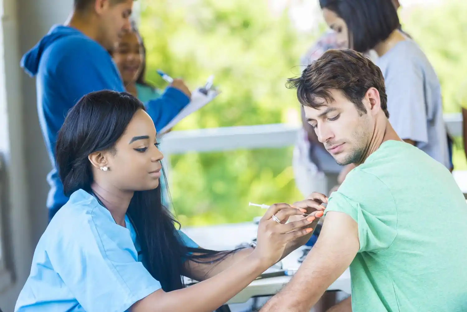 Joven antivacunas se rebela y se inmuniza al cumplir su mayoría de edad