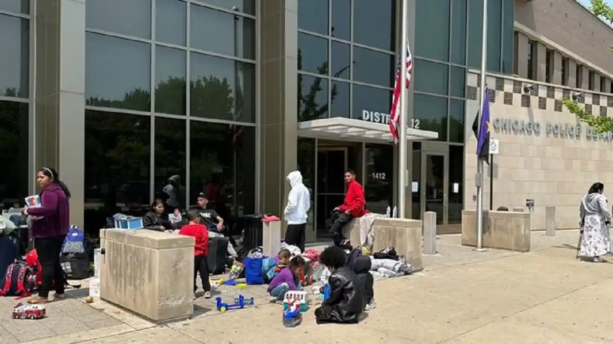MIGRANTES mantienen a Chicago con los pelos de punta: se agota el presupuesto y los refugios están copados