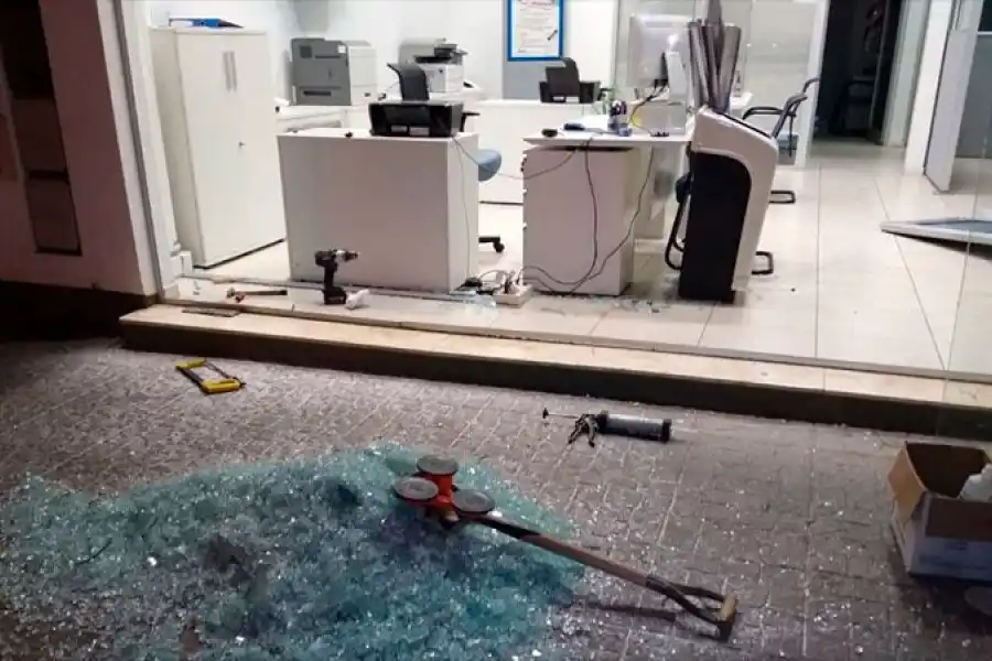 VIDEO | Un hombre destrozó con su auto el frente de una prepaga mientras gritaba que su padre había muerto por su culpa