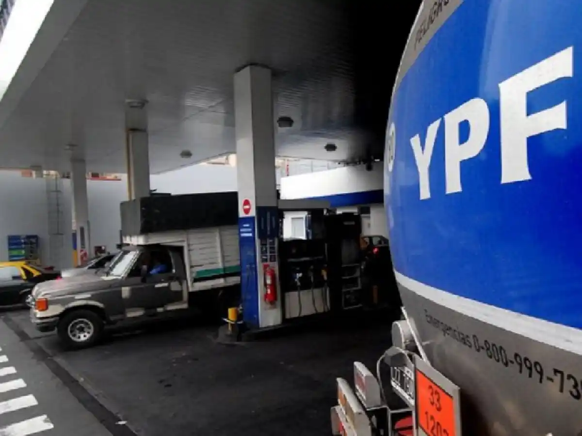El CEO de YPF aseguró que los precios de los combustibles están 20% atrasados