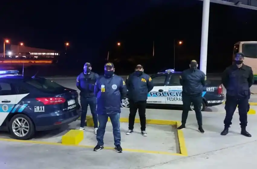 Gran operativo de prevención de la Federal en la terminal de micros de Villa Gesell