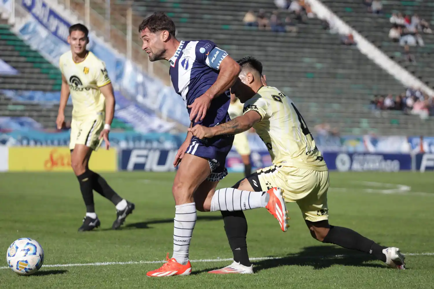 Diego Becker siendo frenado por su rival