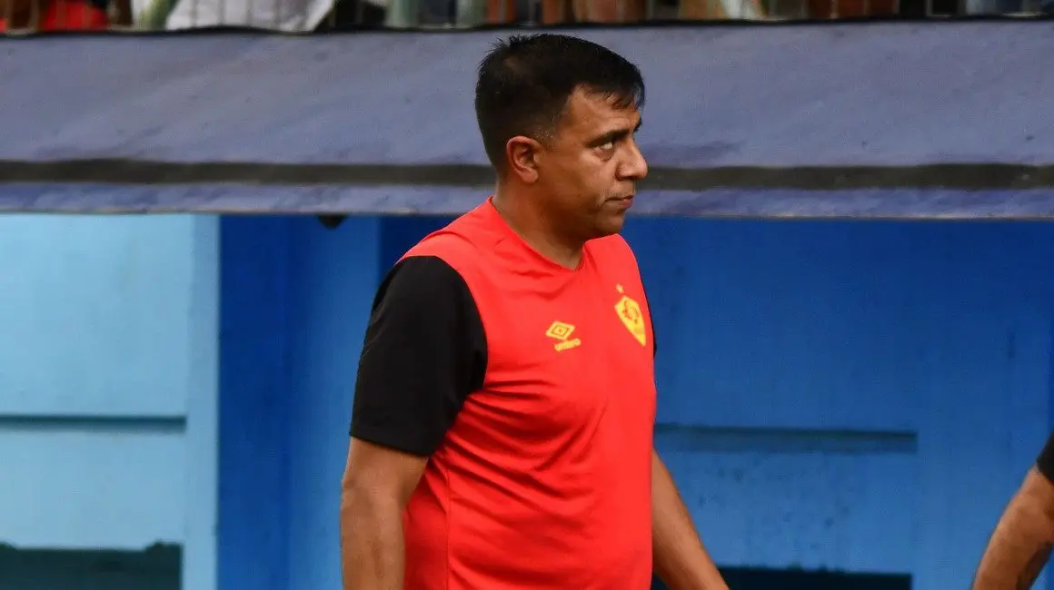 SUSPENDEN POR 14 MESES a César Farías