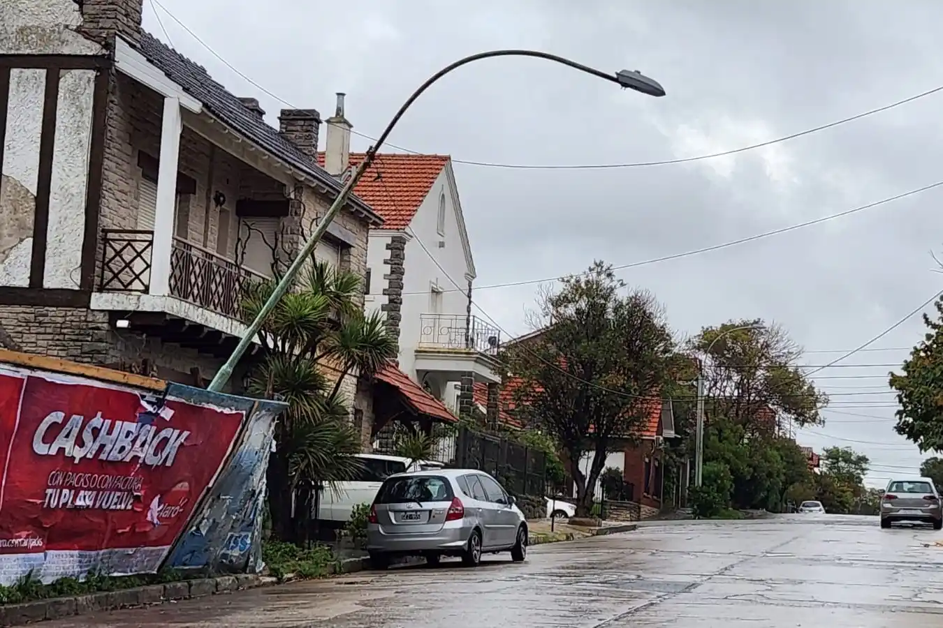 En Paunero entre Colón y Brown personal del EMVIAL retiró la columna