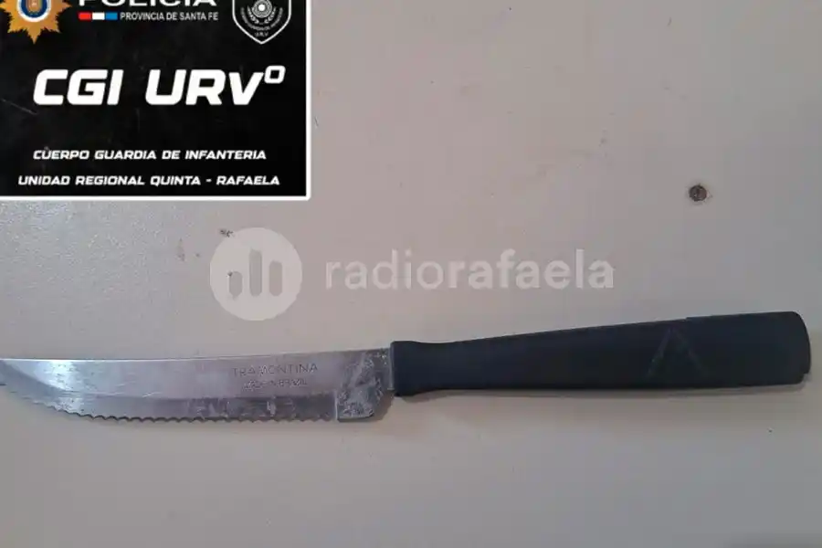 Una joven se metió a la casa de su pareja, lo amenazó y acuchilló en el brazo