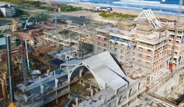 La obra de construcción donde trabajaban los obreros “enjaulados”.