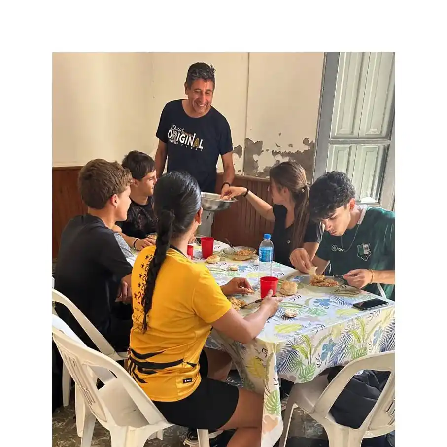 Decenas de estudiantes de diversos niveles almuerzan en la Pro Copa de Leche.