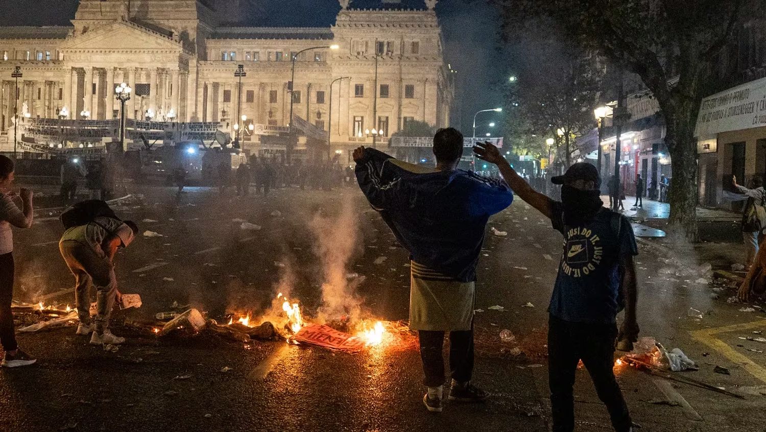 Triste postal. Máxima tensión afuera del Congreso.