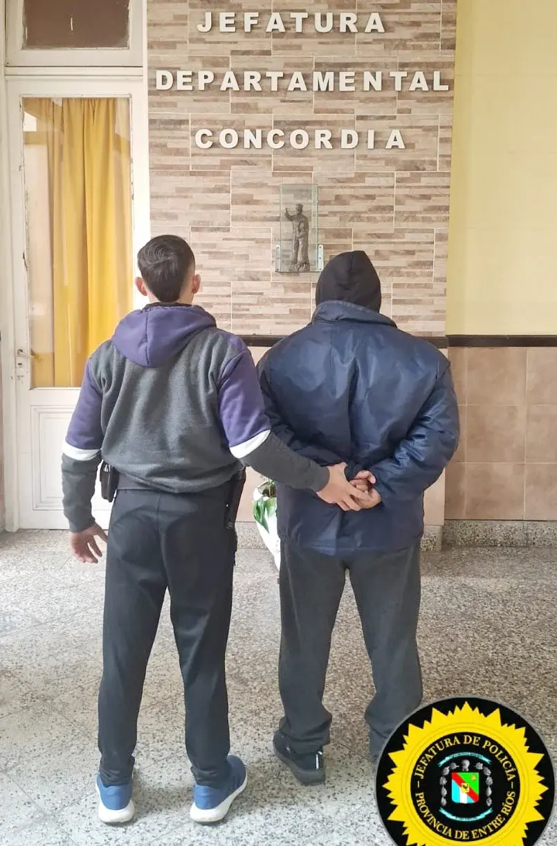 Allanamientos por una causa de estafa con cheques robados: secuestraron aberturas, vehículos y armas