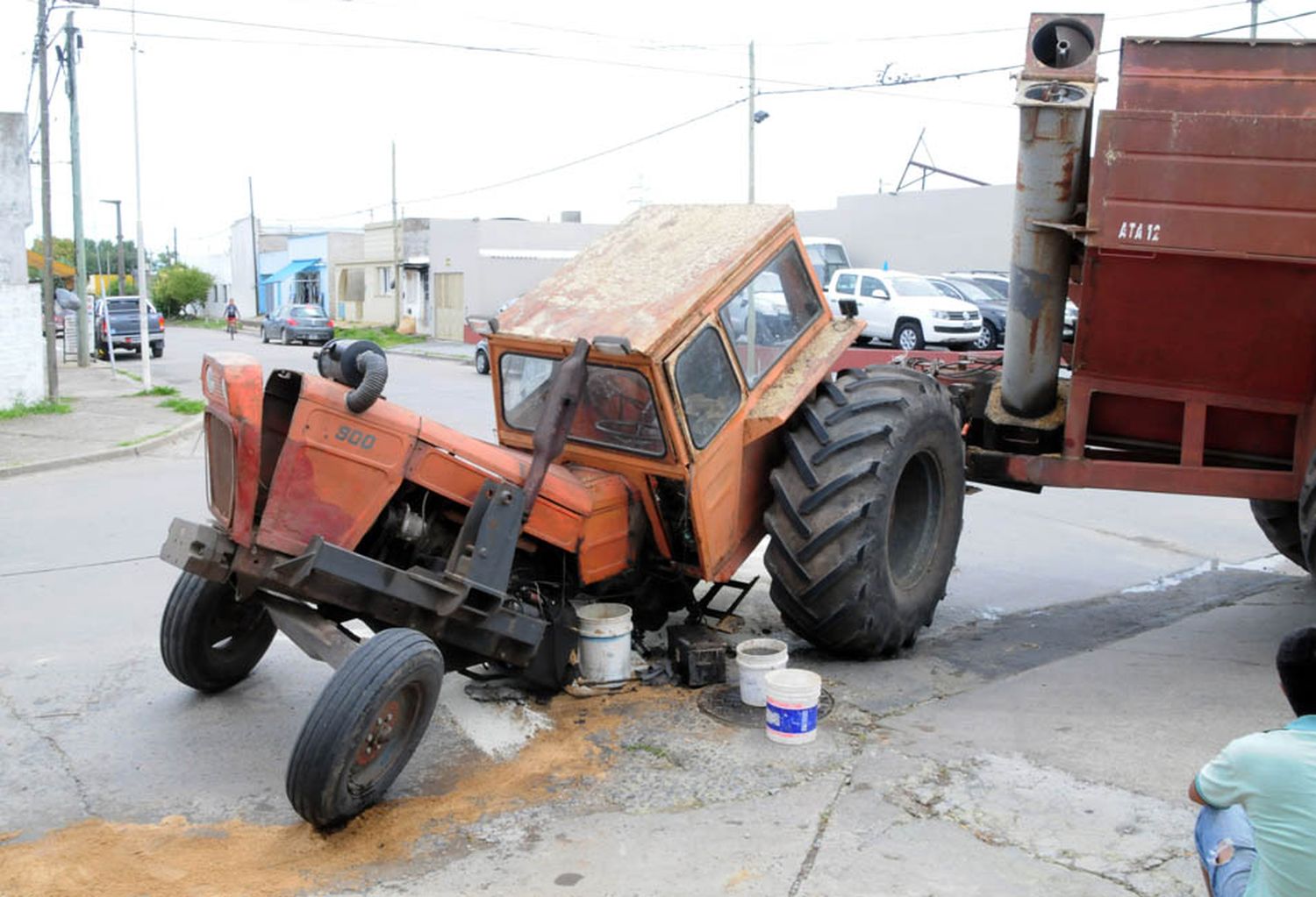 Un tractor se partió al medio tras chocar contra un camión