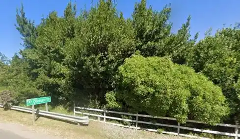 El denunciante incorporó además información técnica al expediente y remitió un plano de las parcelas que bordean el arroyo y donde se ve una cerca blanca.