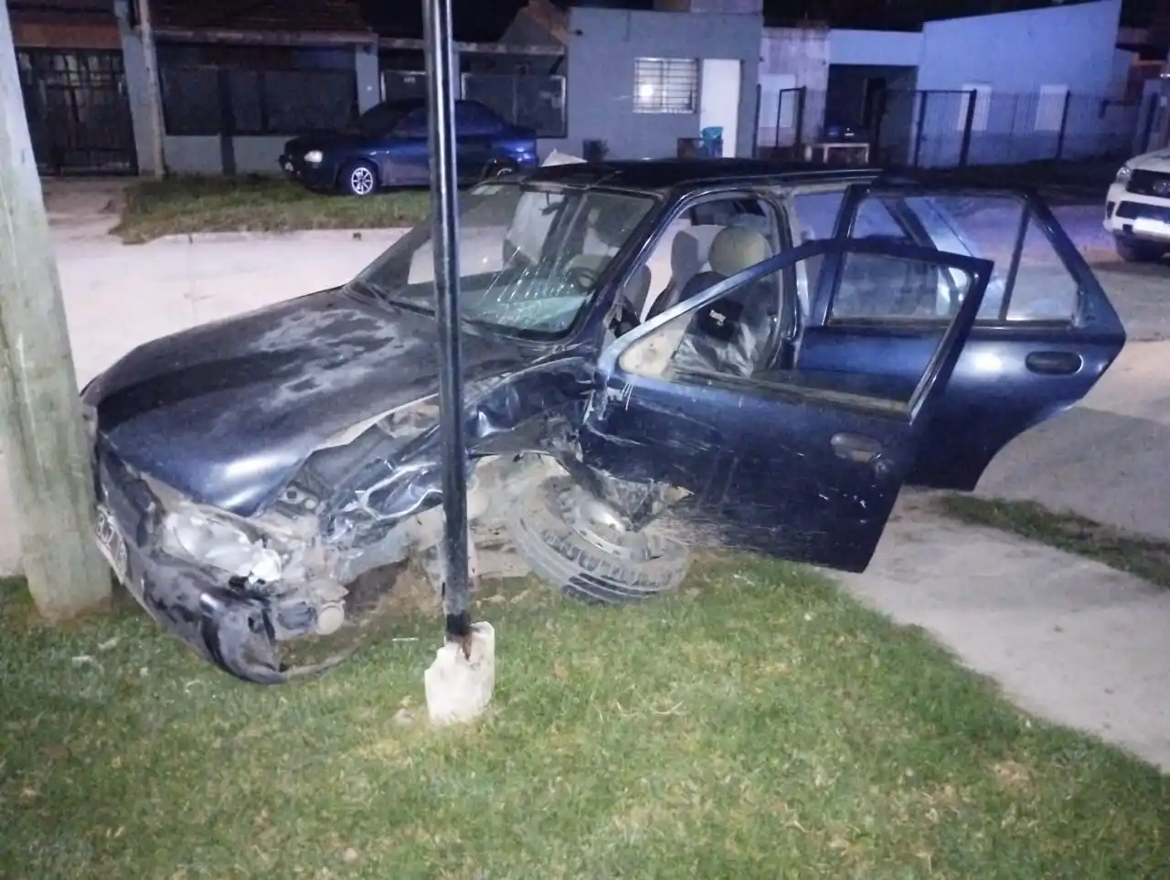 Sin heridos: Un vehículo colisionó contra un poste en calle Inmigrantes Árabes