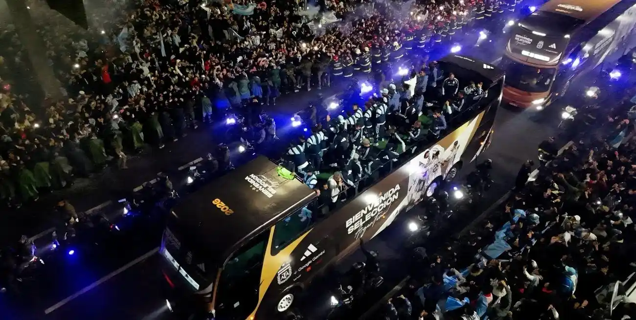 Los futbolistas y el cuerpo técnico se trasladaron al predio de la AFA en un colectivo descubierto mientras saludaban a los miles de hinchas que lo esperaban desde temprano. REUTERS/Matias Baglietto