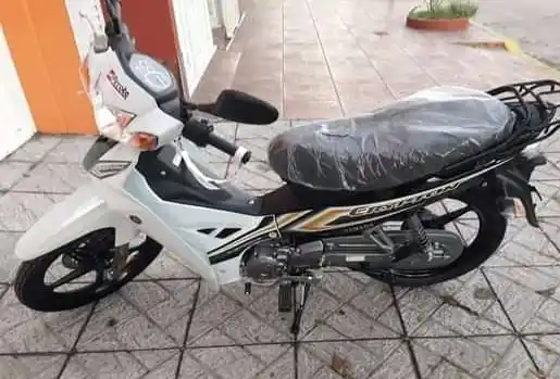 “Me empujó de la moto y se la llevó”