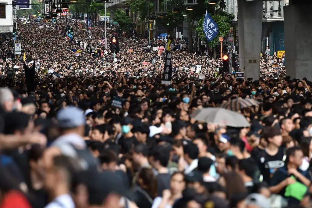 La policía cargó en Hong Kong contra los manifestantes durante otra protesta masiva