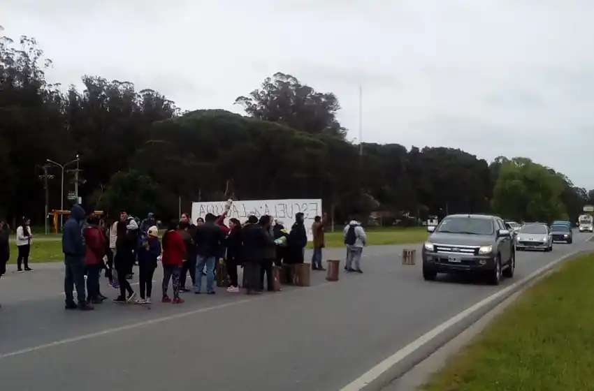 Para pedir otro edificio, una escuela realizó un corte en la ruta 226