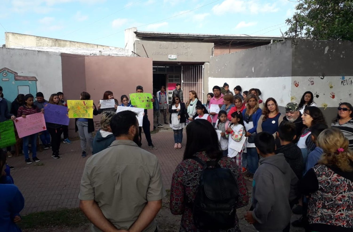 Abrazo solidario a una escuela sin ventanas y con el patio clausurado