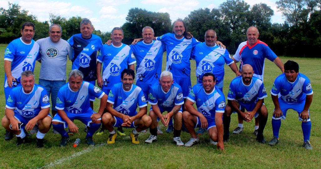 Una de las formaciones de veteranos del C.A. Libertad que estará colaborando con esta nueva cruzada por un juguete.