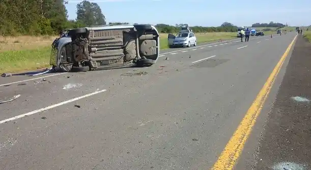 Una familia volcó en la 14 y fue trasladada al Hospital Centenario 
