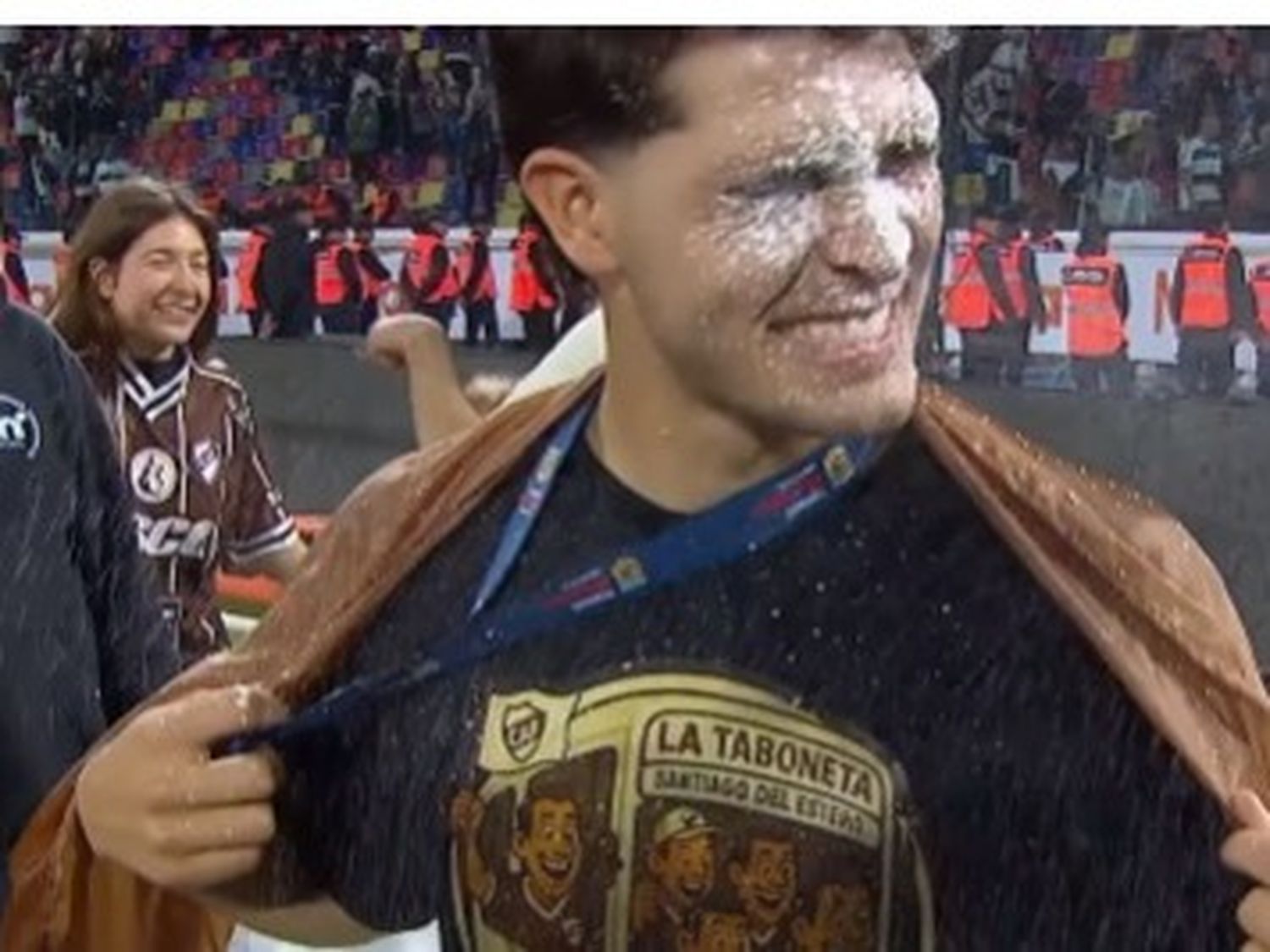 Vicente y la remera de LA TABONETA