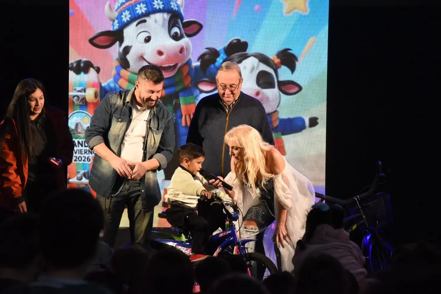 Teatro, sorteos y juegos, con la conducción de Cecilia Corán y El Mago Ariel.