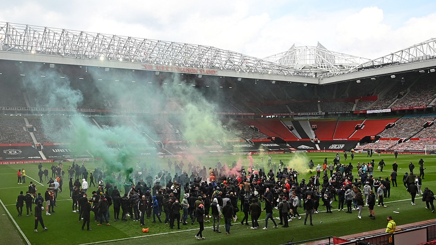 Se suspendió Manchester United-Liverpool por la invasión de hinchas a la cancha