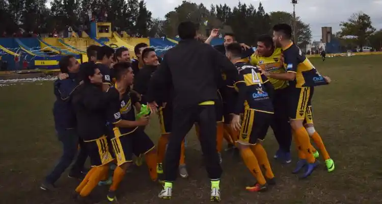 Independencia, Paraná y Las Palmeras son semifinalistas del Apertura