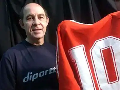 Los Rojos inauguran la cancha de fútbol 5 y reciben a Ricardo Bochini